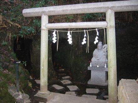 湧き水で有名な祠